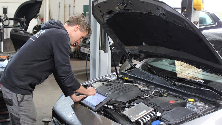 Vandaag moet je bij de les zijn als je aan auto's werkt
